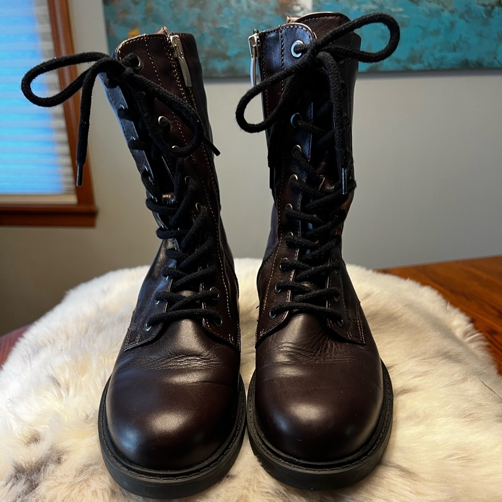 Clark’s women’s leather Orinco combat boots - Sz 9